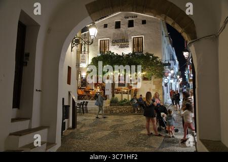 ALTEA, ESPAGNE - 10 AVRIL 2025 : les gens visitent la vieille ville d'Altea dans la province d'Alicante, Communauté valencienne en Espagne. Banque D'Images