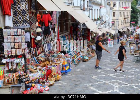 GJIROKASTER, ALBANIE - 9 JUILLET 2025 : visite du Vieux Bazar de Gjirokaster, une ville albanaise classée au patrimoine mondial de l'UNESCO. Banque D'Images