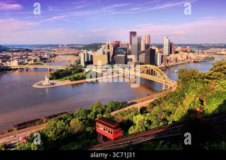 Photo du coucher de soleil de Pittsburgh. Horizon de Pittsburgh en Pennsylvanie avec le funiculaire. Banque D'Images