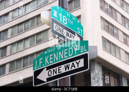 PHILADELPHIE, États-Unis - 11 JUIN 2013 : J.F. Kennedy Boulevard et panneau de la 18e rue à Philadelphie. Banque D'Images