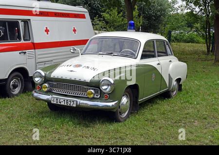 26.07.2025 Wartburg 311 Deutschland/ Sachsen Anhalt/ Altmark/ Landkreis Stendal/ Stadt Seehausen/ Ortsteil Beuster/ Blaulichtmuseum/ Blaulichttage/ Tag der offenen Tür/ Wartburg 311 Funkstreifenwagen der DDR Volkspolizei daneben steht ein B1000 Krankenwagen/ SMH Schnelle Medizinische Hilfe *** 26 07 2025 Wartburg 311 Allemagne Saxe Anhalt Altmark district de Stendal ville de Seehausen district de Beuster Blue Light Museum Blue Light Days Open Day Wartburg 311 voiture de patrouille radio de la police populaire de la RDA à côté de lui est une ambulance B1000 SMH Rapid aide médicale Banque D'Images