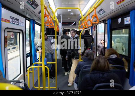 (250801) -- BEIJING, 1er août 2025 (Xinhua) -- des passagers sont photographiés dans un autobus électrique fabriqué par Yangzhou Asiastar bus Co., Ltd à Buenos Aires, Argentine, le 17 juillet 2025. En mai 2025, Buenos Aires en Argentine a lancé sa première ligne de bus entièrement électrique, déployant 12 bus électriques fabriqués par Yangzhou Asiastar bus Co., Ltd dans la province du Jiangsu, dans l'est de la Chine, pour une opération d'essai de deux mois. Entre janvier et février 2025, ces véhicules ont été expédiés en deux lots, parcourant près de 20 000 kilomètres de Jiangsu à Buenos Aires. Le projet fait partie de l'eff de l'entreprise chinoise Banque D'Images