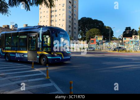 (250801) -- BEIJING, 1er août 2025 (Xinhua) -- un autobus électrique fabriqué par Yangzhou Asiastar bus Co., Ltd. circule dans la rue de Buenos Aires, Argentine, le 17 juillet 2025. En mai 2025, Buenos Aires en Argentine a lancé sa première ligne de bus entièrement électrique, déployant 12 bus électriques fabriqués par Yangzhou Asiastar bus Co., Ltd dans la province du Jiangsu, dans l'est de la Chine, pour une opération d'essai de deux mois. Entre janvier et février 2025, ces véhicules ont été expédiés en deux lots, parcourant près de 20 000 kilomètres de Jiangsu à Buenos Aires. Le projet fait partie des efforts de l'entreprise chinoise pour Banque D'Images