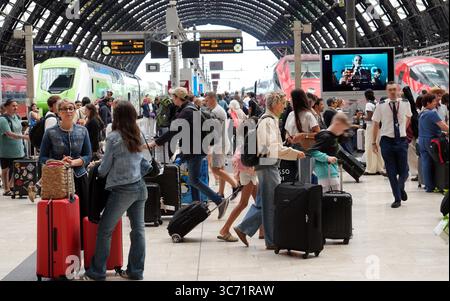 Milan, Italie. 01 août 2025. Milan, Exode à la gare centrale, départ pour les vacances d'été crédit : Agence photo indépendante/Alamy Live News Banque D'Images