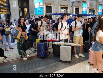 Milan, Italie. 01 août 2025. Milan, Exode à la gare centrale, départ pour les vacances d'été crédit : Agence photo indépendante/Alamy Live News Banque D'Images