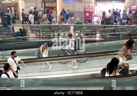 Milan, Italie. 01 août 2025. Milan, Exode à la gare centrale, départ pour les vacances d'été crédit : Agence photo indépendante/Alamy Live News Banque D'Images