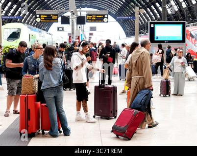 Milan, Italie. 01 août 2025. Milan, Exode à la gare centrale, départ pour les vacances d'été crédit : Agence photo indépendante/Alamy Live News Banque D'Images