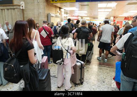 Milan, Italie. 01 août 2025. Milan, Exode à la gare centrale, départ pour les vacances d'été crédit : Agence photo indépendante/Alamy Live News Banque D'Images