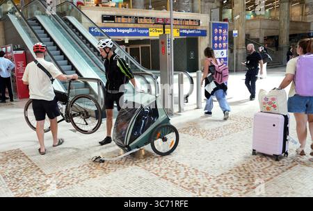 Milan, Italie. 01 août 2025. Milan, Exode à la gare centrale, départ pour les vacances d'été crédit : Agence photo indépendante/Alamy Live News Banque D'Images