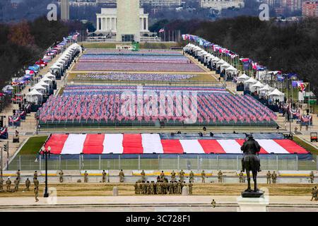 20 janvier 2021, Washington, District of Columbia, États-Unis : WASHINGTON, DC - 20 JANVIER : les membres de la Garde nationale regardent les drapeaux américains décorer le ''champ des drapeaux'' au National Mall avant l'investiture du président élu américain Joe Biden sur le front ouest du Capitole américain le 20 janvier 2021 à Washington, DC. lors de la cérémonie d'investiture d'aujourd'hui Joe Biden devient le 46e président des États-Unis (crédit image : © Tasos Katopodis - Pool via CNP/CNP via ZUMA Wire) Banque D'Images