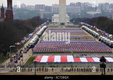 20 janvier 2021, Washington, District of Columbia, États-Unis : WASHINGTON, DC - 20 JANVIER : les membres de la Garde nationale regardent les drapeaux américains décorer le ''Field of Flags'' au National Mall lors de l'inauguration du président élu américain Joe Biden sur le front ouest du Capitole américain le 20 janvier 2021 à Washington, DC. lors de la cérémonie d'inauguration d'aujourd'hui Joe Biden devient le 46e président des États-Unis. (Photo Tasos Katopodis/Getty images) (crédit image : © Tasos Katopodis/CNP via ZUMA Wire) Banque D'Images