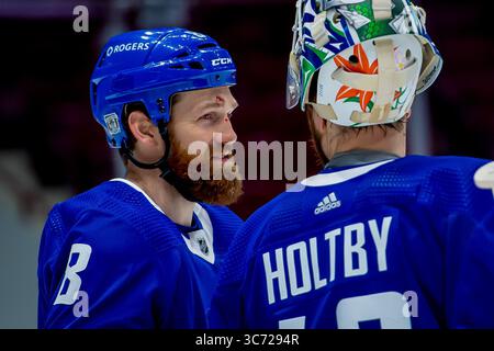 23 janvier 2021 : le défenseur des Canucks Jordie Benn (8 ans) discute avec le gardien de but des Canucks Braden Holtby (49 ans) lors du match de la LNH entre les Canadiens de Montréal et les Canucks de Vancouver au Rogers Arena à Vancouver, Canada. Dom gagne/CSM(image de crédit : &copy ; Dom gagne/CSM via ZUMA Wire) Banque D'Images