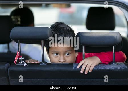 23 janvier 2021, Miami, FL : Antony Gabriel, 5 ans, regarde des bénévoles charger sa voiture lors d'un événement de distribution de nourriture pour les familles de migrants de travailleurs agricoles au Centre guatémaltèque Maya à Lake Worth, en Floride, le 15 janvier 2020. (Crédit image : © TNS via ZUMA Wire) Banque D'Images
