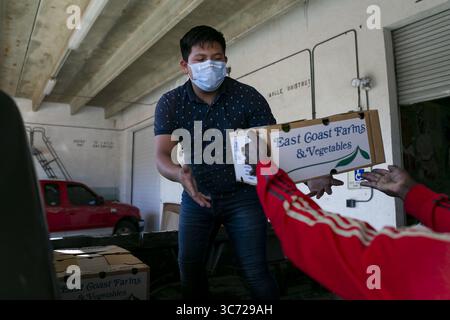 23 janvier 2021, Miami, FL : Ernesto Ramirez, charge un véhicule avec des produits agricoles lors d'un événement de distribution de nourriture pour les familles de travailleurs migrants au Centre guatémaltèque Maya à Lake Worth, Floride, le 15 janvier 2020. (Crédit image : © TNS via ZUMA Wire) Banque D'Images