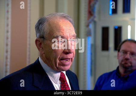 6 janvier 2015, Washington, District of Columbia, États-Unis : Washington DC, États-Unis, 6 janvier 2015.le sénateur Chuck Grassley (R-IA), président de la Commission judiciaire du Sénat, s'entretient avec des journalistes à l'horloge de l'Ohio après avoir prêté serment dans le cadre des activités de la journée d'ouverture du 114e Congrès (crédit image : © Mark Reinstein/ZUMA Wire) Banque D'Images