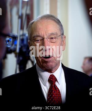 6 janvier 2015, Washington, District of Columbia, États-Unis : Washington DC, États-Unis, 6 janvier 2015.le sénateur Chuck Grassley (R-IA), président de la Commission judiciaire du Sénat, s'entretient avec des journalistes à l'horloge de l'Ohio après avoir prêté serment dans le cadre des activités de la journée d'ouverture du 114e Congrès (crédit image : © Mark Reinstein/ZUMA Wire) Banque D'Images
