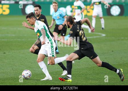 24 janvier 2021, Elche, ALICANTE, ESPAGNE : Emiliano Rigoni de l'Elche CF, Sergio Busquets du FC Barcelone et Oscar Mingueza du FC Barcelone en action lors du match de football de la Liga joué entre l'Elche CF et le FC Barcelone au stade Martinez Valero le 24 janvier 2021 à Elche, Alicante, Espagne. (Crédit image : © Irina R. Hipolito/AFP7 via ZUMA Wire) Banque D'Images