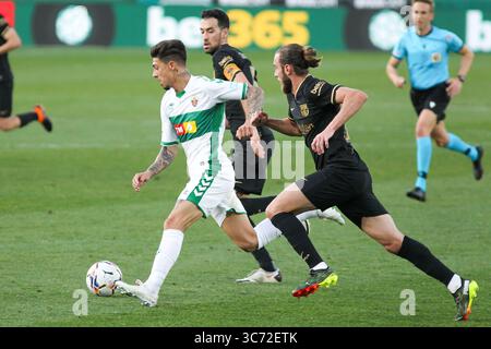 24 janvier 2021, Elche, ALICANTE, ESPAGNE : Emiliano Rigoni de l'Elche CF, Sergio Busquets du FC Barcelone et Oscar Mingueza du FC Barcelone en action lors du match de football de la Liga joué entre l'Elche CF et le FC Barcelone au stade Martinez Valero le 24 janvier 2021 à Elche, Alicante, Espagne. (Crédit image : © Irina R. Hipolito/AFP7 via ZUMA Wire) Banque D'Images