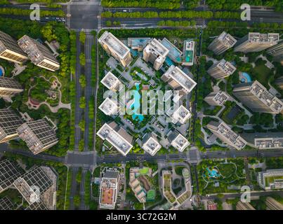 Vue aérienne de haut en bas du quartier résidentiel moderne avec verdure, éléments aquatiques et espaces de loisirs en milieu urbain. Banque D'Images