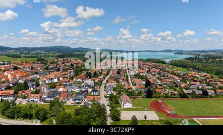 Vue aérienne de la petite ville européenne avec des toits rouges et des collines verdoyantes Banque D'Images