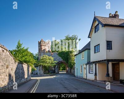Vue sur une rue de ville historique calme encadrée par de vieux bâtiments traditionnels à Ruthin, Denbighshire, Nord du pays de Galles Banque D'Images