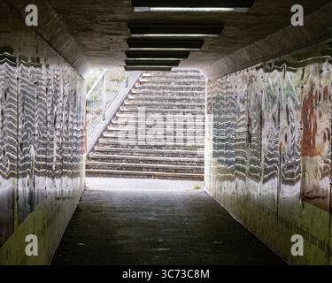Passage souterrain piétonnier sous la route principale très fréquentée dans le centre-ville de Winsford Cheshire UK Banque D'Images