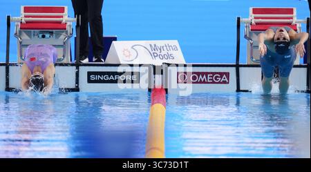 Singapour. 1er août 2025. Liu Yaxin (R) et Peng Xuwei, de Chine, participent à la demi-finale féminine du 200 m dos aux Championnats du monde de natation à Singapour, le 1er août 2025. Crédit : Wu Zhizun/Xinhua/Alamy Live News Banque D'Images