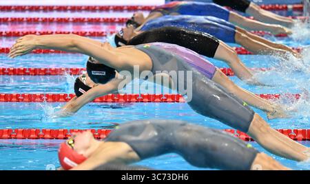 Singapour. 1er août 2025. Peng Xuwei (C), de Chine, participe à la demi-finale féminine du 200 m dos aux Championnats du monde de natation à Singapour, le 1er août 2025. Crédit : Xia Yifang/Xinhua/Alamy Live News Banque D'Images