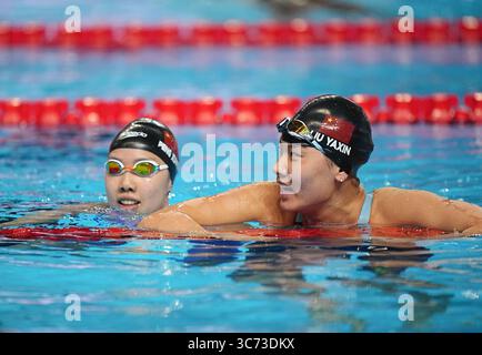 Singapour. 1er août 2025. Liu Yaxin (R) et Peng Xuwei, de Chine, réagissent après la demi-finale féminine du 200 m dos aux Championnats du monde de natation à Singapour, le 1er août 2025. Crédit : Xia Yifang/Xinhua/Alamy Live News Banque D'Images