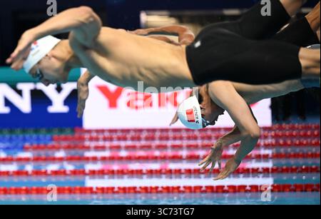 Singapour. 1er août 2025. Ji Xinjie (R), de Chine, participe à la finale masculine du relais 4x200m libre aux Championnats du monde de natation à Singapour, le 1er août 2025. Crédit : Xia Yifang/Xinhua/Alamy Live News Banque D'Images