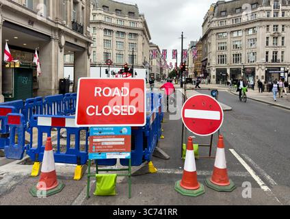 Août 2025 route fermée et pas de panneau d'entrée avec des cônes sur la célèbre rue du centre commercial Oxford Street dans le centre de Londres. Travaux routiers par Thames Water Banque D'Images