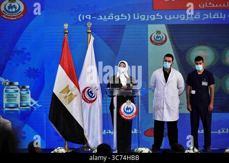 24 janvier 2021 : Ismailia, Égypte. 24 janvier 2021. Une conférence de presse est organisée à l’hôpital Abu Khalifa, dans la ville d’Ismailia, dans le nord-est du pays, pour annoncer le lancement d’un important programme de vaccination en Égypte, principalement à l’aide du vaccin Sinopharmâ€™s, fabriqué en Chine. La priorité a été donnée aux travailleurs de la santé dans 40 hôpitaux qui isolent et traitent les patients atteints de COVID-19 à travers le pays. Selon les autorités égyptiennes, l’Égypte a également passé un contrat pour acheter des millions de doses du vaccin Pfizer/BioNTech et du vaccin AstraZeneca (crédit image : © Sayed Jaafar/IMAGESLIVE via ZUMA Wire) Banque D'Images