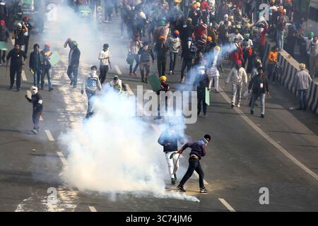 26 janvier 2021, New Delhi, Inde : des agriculteurs participent à un rassemblement de tracteurs pour protester contre les nouvelles lois agricoles à l'occasion de la fête de la République indienne. Les agriculteurs ont affronté la police, brisé des barricades et pris d'assaut le Fort Rouge, et la police a riposté avec des gaz lacrymogènes. (Crédit image : © Jyoti Kapoor/ZUMA Wire) Banque D'Images