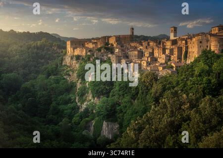 Sorano ancien village sur tuf au coucher du soleil. Maremme, Province de Grosseto, région Toscane, Italie Banque D'Images