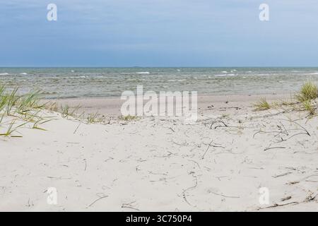 Dunes de sable blanc immaculé et vagues douces sur la côte lettone de la mer Baltique Banque D'Images
