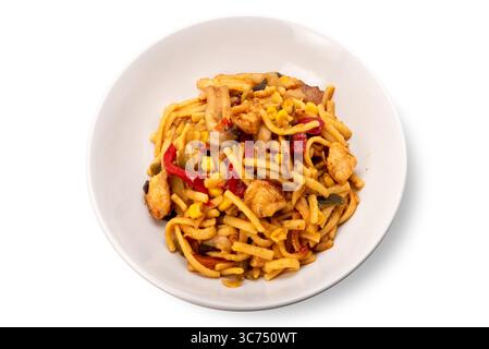 Plat de nouilles Bami goreng avec poulet, champignons et légumes dans une assiette blanche isolée sur blanc avec chemin de coupe inclus Banque D'Images