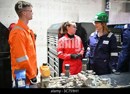 La chancelière de l'Échiquier Rachel Reeves s'entretient avec des apprentis lors d'une visite à l'usine de gaz de St Fergus à St Fergus, dans l'Aberdeenshire, pour voir l'impact des dépenses de défense sur l'emploi et la croissance en Écosse. Date de la photo : vendredi 1er août 2025. Banque D'Images