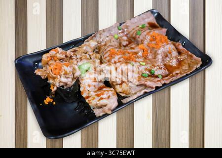 wagyu de boeuf sushi sur fond de bande de bois de couleur braquée Banque D'Images