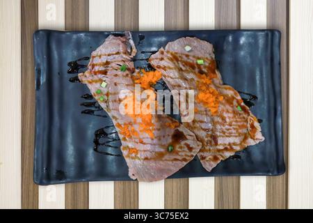 wagyu de boeuf sushi sur fond de bande de bois de couleur braquée Banque D'Images