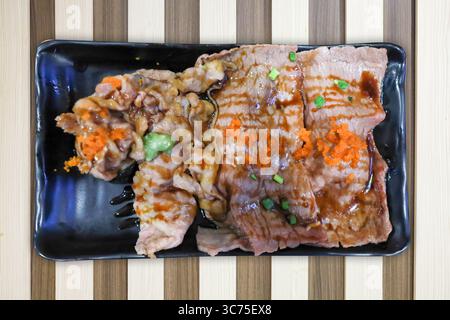 wagyu de boeuf sushi sur fond de bande de bois de couleur braquée Banque D'Images