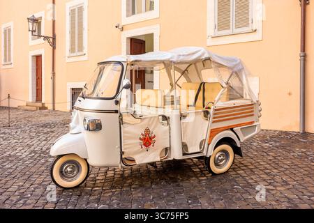 Un Piaggio APE 400 à trois roues, présenté au Pape Benoît XV, le Musée du Palais papal de Castel Gandolfo, Latium, Italie Banque D'Images