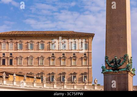 Colonnades dans la place Pierre à Vatican, Rome, Latium, Italie Banque D'Images