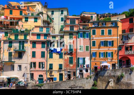 Touristes à Riomaggiore, Cinque Terre, Ligurie, Italie Banque D'Images