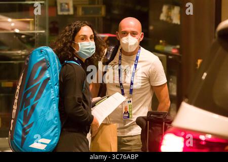 28 janvier 2021 : Martina Trevisan (ITA) et son entraîneur Matteo Cartarsi quittent l'hôtel Hyatt de Melbourne après avoir servi une quarantaine de 14 jours avant l'Open d'Australie 2021 à Melbourne, en Australie. 1200 joueurs et officiels sont arrivés pour le tournoi sur des vols affrétés et ont été tenus de se conformer à des règles strictes de quarantaine avant d'être autorisés à être avec le grand public. Sydney Low/Cal Sport Media(image de crédit : &copy ; Sydney Low/CSM via ZUMA Wire) Banque D'Images