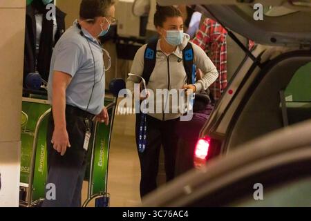 28 janvier 2021 : Jasmine Paolini (ITA) quitte l'hôtel Hyatt de Melbourne après avoir servi une quarantaine de 14 jours avant l'Open d'Australie 2021 à Melbourne, en Australie. 1200 joueurs et officiels sont arrivés pour le tournoi sur des vols affrétés et ont été tenus de se conformer à des règles strictes de quarantaine avant d'être autorisés à être avec le grand public. Sydney Low/Cal Sport Media(image de crédit : &copy ; Sydney Low/CSM via ZUMA Wire) Banque D'Images
