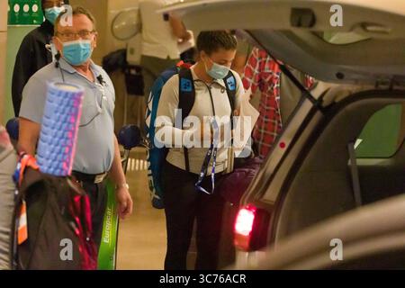 28 janvier 2021 : Jasmine Paolini (ITA) quitte l'hôtel Hyatt de Melbourne après avoir servi une quarantaine de 14 jours avant l'Open d'Australie 2021 à Melbourne, en Australie. 1200 joueurs et officiels sont arrivés pour le tournoi sur des vols affrétés et ont été tenus de se conformer à des règles strictes de quarantaine avant d'être autorisés à être avec le grand public. Sydney Low/Cal Sport Media(image de crédit : &copy ; Sydney Low/CSM via ZUMA Wire) Banque D'Images