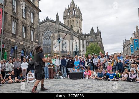 Edinburgh Festival Fringe, Royal Mile, Édimbourg, Écosse, Royaume-Uni. 1er août 2025. Stickman effectue une routine de jonglage et de lit de clous sur Royal Mile. Credit : Arch White/Alamy Live news. Banque D'Images