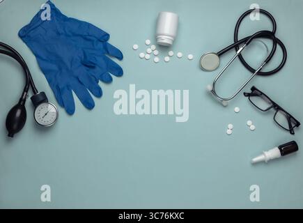 Fournitures et outils de doctorat sur fond bleu. Espace de travail du médecin. Vue de dessus. Pose à plat Banque D'Images
