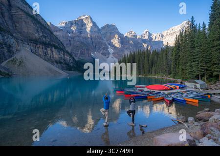L'équilibre en yoga du lac Moraine est atteint dans la vallée des dix pics du parc national Banff. Les visiteurs apprécient les eaux turquoises sereines et la location de canoës. Banque D'Images