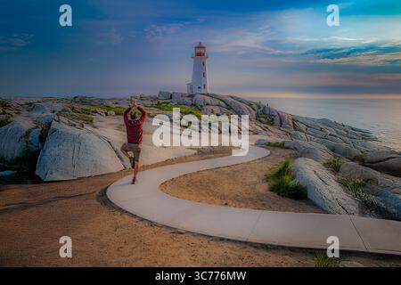 Peggy's Cove Yoga Serenity est capturé près de l'emblématique phare de Peggy's Cove, établi en 1915 en Nouvelle-Écosse. L'emplacement fournit un Banque D'Images
